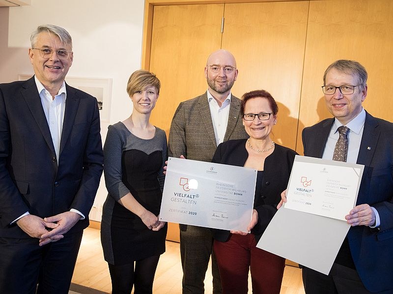 Foto of the 'Vielfalt Gestalten' certificate being presented to the University of Bonn