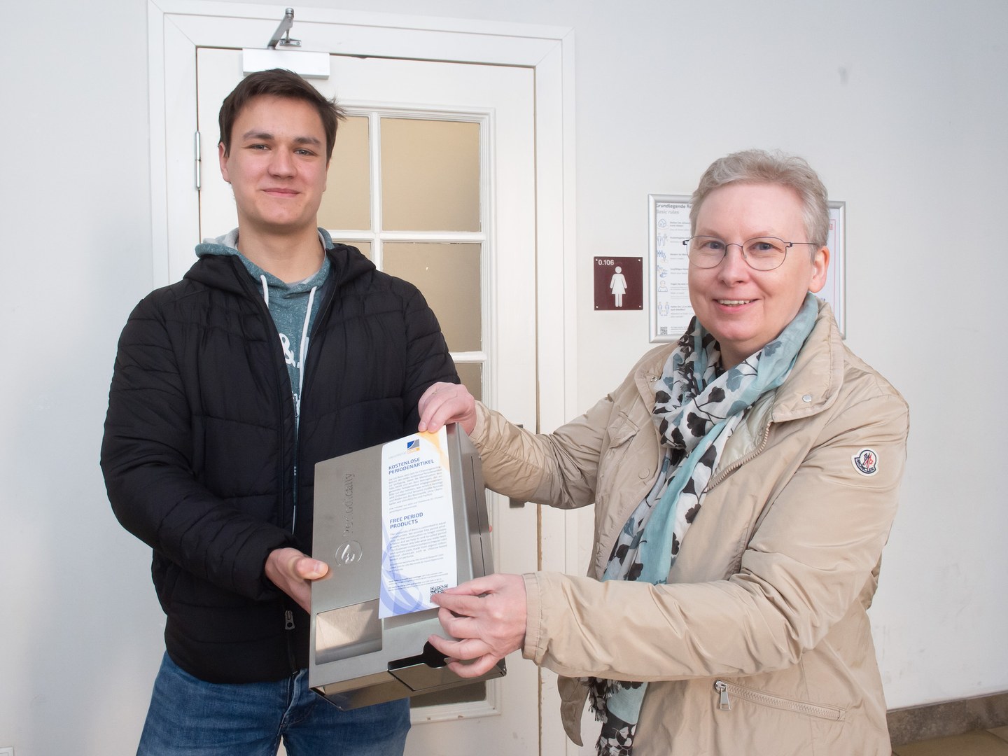 Mr Andraczek (AStA) and Prof Dr Förster (Vice-Rector for Equal Opportunities and Diversity) present a menstrual box
