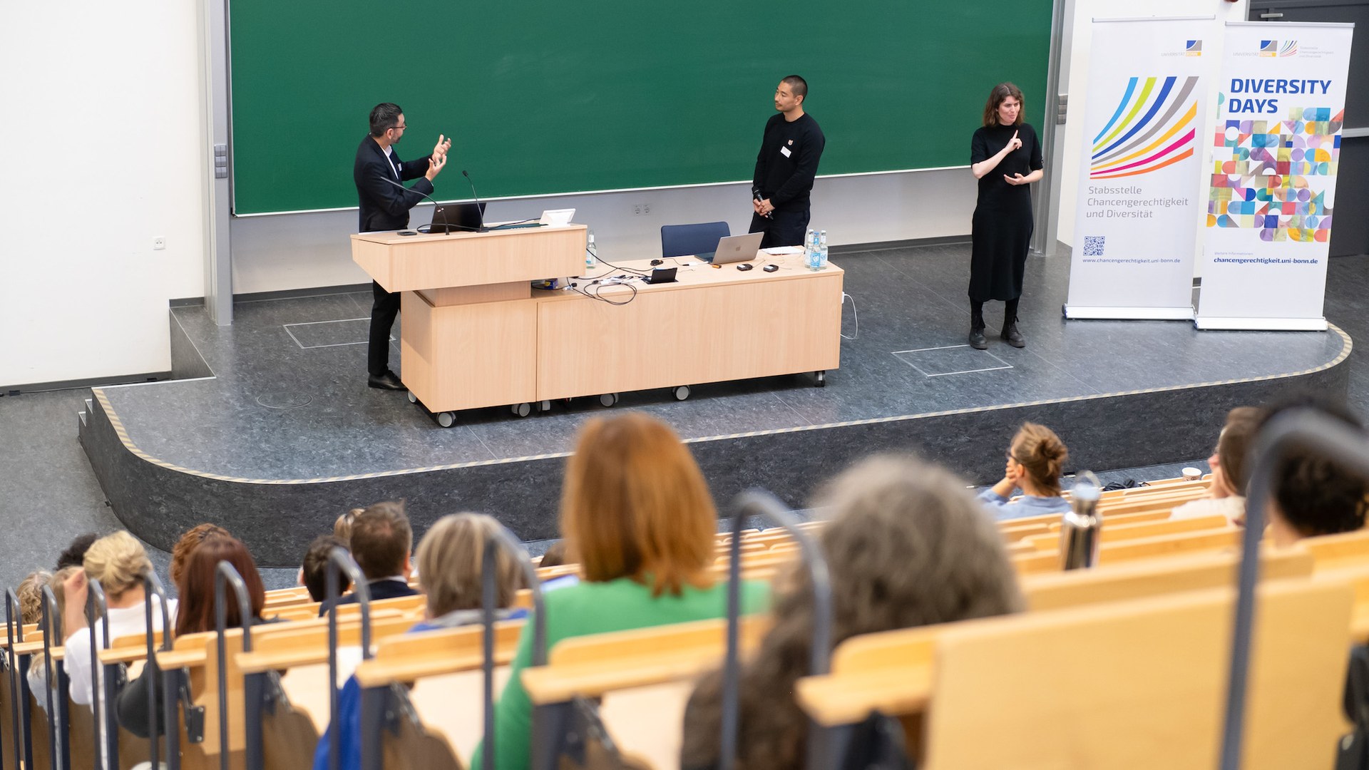 Photo of a full lecture hall with Prof. Fereidooni as lecturer