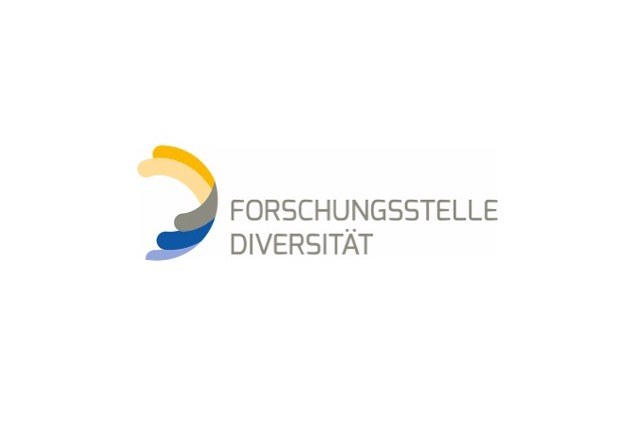 Eine Wissenschaftlerin und ein Wissenschaftler arbeiten hinter einer Glasfassade und mischen Chemikalien mit Großgeräten.