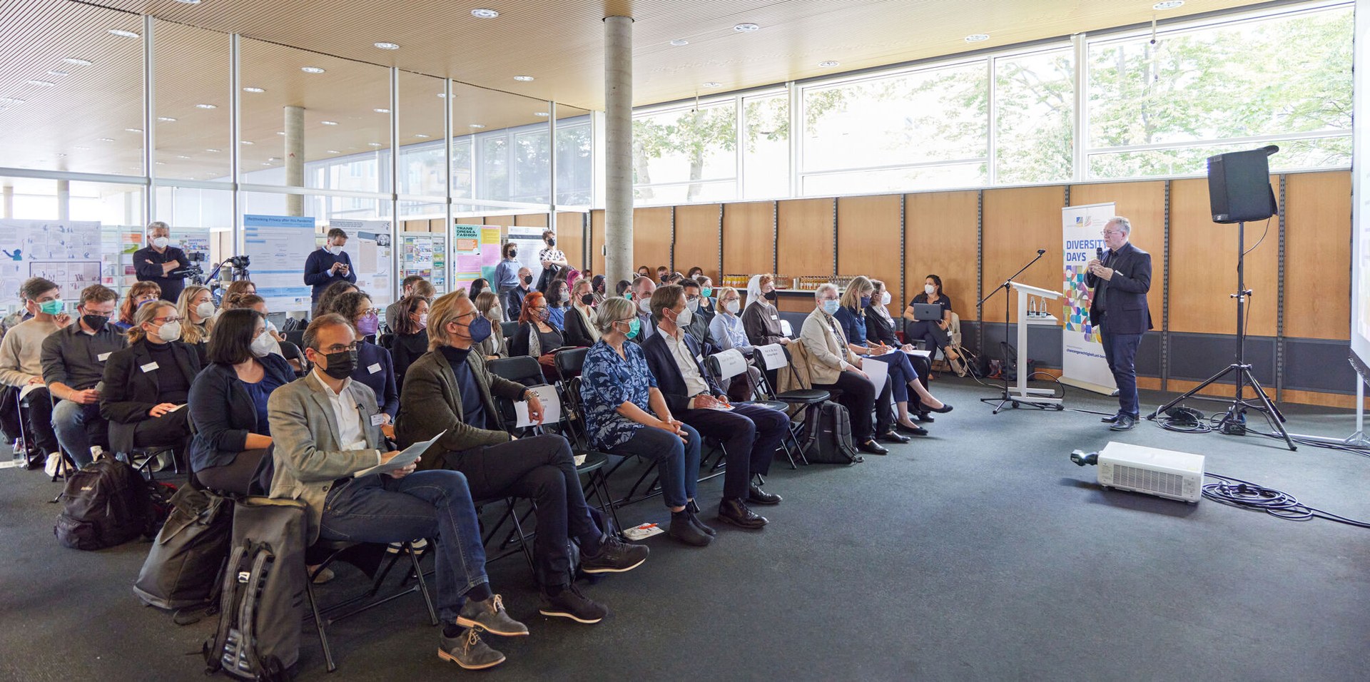 Zuhörerschaft bei der Posterausstellung Forschungsfokus DiversitätDiverstität